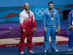El ucraniano Oleksiy Torokhti, en el centro, con la medalla de oro de halterofilia en la categor&iacute;a de 105 kilos, en los Juegos de Londres 2012.