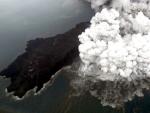 El monte Anak Krakatau (Indonesia), en erupci&oacute;n.