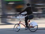 Una usuaria del Bicing circula por Barcelona con una de las bicicletas.