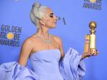 La artista Lady Gaga posa con el Globo de Oro ganado a la mejor canci&oacute;n por el tema &quot;Shallow&quot;.