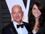 El fundador de Amazon, Jeff Bezos, y su exesposa, MacKenzie Bezos, en la fiesta de 'Vanity Fair' tras la 89 edici&oacute;n de los &Oacute;scar, en 2017.