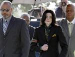 El cantante estadounidense Michael Jackson llega a un juzgado del condado de Santa Barbara, en California (EE UU), el 18 de abril de 2005.