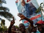 Partidarios del candidato opositor a la elecci&oacute;n presidencial de la Rep&uacute;blica Democr&aacute;tica del Congo, F&eacute;lix Tshisekedi, esperan los resultados de los comicios en Kinshasa.