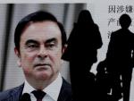 Peatones observan una pantalla que muestra al expresidente de Nissan, Carlos Ghosn, durante su primera comparecencia ante el juez en Tokio (Jap&oacute;n).