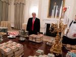 El presidente de EE UU, Donald Trump, presenta la comida r&aacute;pida con que recibi&oacute; en la Casa Blanca a los Tigres de Clemson, el equipo ganador del campeonato nacional de f&uacute;tbol americano universitario.