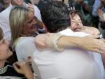 Soraya S&aacute;enz de Santamar&iacute;a abraza a Juan Manuel Moreno en un mitin en Madrid. de julio de 2018.