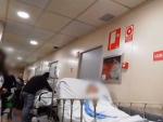 Imagen de varios pacientes tumbados en camas en un pasillo de urgencias de un hospital catal&aacute;n.