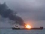 Captura del momento del incendio de los dos barcos en el estrecho de Kech.
