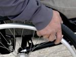 Imagen de un anciano en silla de ruedas.
