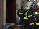 Bomberos del Ayuntamiento de Madrid en un incendio en la calle Hermosilla.