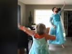 Un padre y su hijo bailan 'Let It Go' disfrazados de Elsa, de la pel&iacute;cula 'Frozen'.