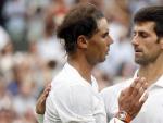 <p>Rafa Nadal felicita a Novak Djokovic tras su partido de semifinales de Wimbledon.</p>