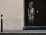 Obra atribuida a Banksy robada en la sala Bataclan de Par&iacute;s.