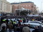 Los taxistas madrile&ntilde;os, en una asamblea en la plaza de Col&oacute;n de Madrid.