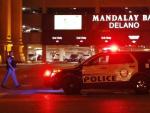 Un veh&iacute;culo policial, a la entrada del hotel Mandalay Bay, cerca del lugar desde donde Stephen Paddock abri&oacute; fuego ante la multitud en Las Vegas.