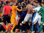 Jugadores de Valencia y Getafe protagonizaron una multitudinaria pelea tras el partido que les enfrent&oacute;.