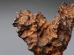 Meteorito en forma de coraz&oacute;n bautizado por Christie's como 'El coraz&oacute;n del espacio'.
