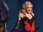 Madonna interpretando 'Living For Love' en los 'Premios Grammy'.