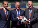 Los presidentes Aleksander Ceferin (UEFA), Luis Rubiales (RFEF) y Gianni Infantino (FIFA), antes de la Asamblea General de la RFEF.