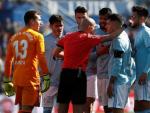 Los jugadores del Celta de Vigo hablan con el &aacute;rbitro Gonz&aacute;lez Fuertes.
