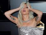 Lady Gaga posa para los fot&oacute;grafos en la alfombra roja de la 61 edici&oacute;n de los premios Grammy, en el Staples Center de Los &Aacute;ngeles (California, EE UU).