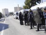 Agentes de las fuerzas de seguridad de la Polic&iacute;a Nacional francesa patrullan el popular barrio de La Castellane, en el norte de Marsella (Francia).