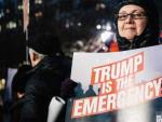 Manifestantes en Nueva York, en contra de la emergencia nacional decretada por el presidente de EE UU, Donald Trump, para reunir fondos para construir un muro en la frontera con M&eacute;xico.
