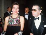 Karl Lagerfeld, acompa&ntilde;ado de otro icono de la moda, Carolina de M&oacute;naco, en un acto que tuvo lugar en el Palacio de Versalles en 1986.