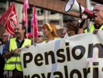 Los sindicatos UGT y CCOO reclaman en Valencia pensiones p&uacute;blicas dignas, en una imagen de archivo.