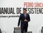 El presidente del Gobierno, Pedro S&aacute;nchez, junto a la periodista Mercedes Mil&aacute;, durante la presentaci&oacute;n de su libro &quot;Manuel de resistencia&quot;, este jueves en Madrid.