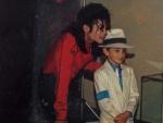 La estrella del pop Michael Jackson junto a un ni&ntilde;o en una fotograf&iacute;a rescatada para el documental 'Leaving Neverland'.