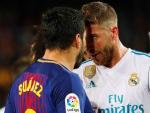 Sergio Ramos y Luis Su&aacute;rez se encaran en el Bar&ccedil;a - Real Madrid.