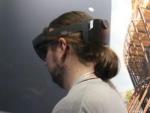 Un visitante del congreso de m&oacute;viles de Barcelona usando las Hololens 2 de realidad mixta de Microsoft.