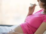 Muchas mujeres fumadoras contin&uacute;an con el tabaco en el embarazo.