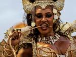 Una integrante de la escuela de samba del Grupo Especial Mocidade Independente de Padre Miguel desfila en el carnaval de R&iacute;o de Janeiro (Brasil).