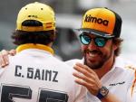 Fernando Alonso saluda a Carlos Sainz en el paddock del GP de M&oacute;naco.