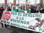 Miembros de la PAH reunidos en la plaza de Espanya de Barcelona para reivindicar el cumplimiento de la ley 24/2015.