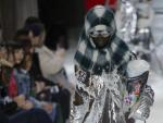 Una modelo presenta una creaci&oacute;n de la firma Calvin Klein durante un desfile para la Semana de la Moda de Nueva York.