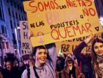 Dos j&oacute;venes participan en la multitudinaria manifestaci&oacute;n feminista en Madrid por la huelga del 8-M de 2018.