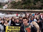 Cientos de personas acudieron a la playa de Getxo para recoger pl&aacute;stico junto al modelo.