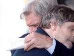 Mark Hamill recibe un abrazo de Harrison Ford durante la ceremonia que lo honr&oacute; con una estrella en el Paseo de la Fama de Hollywood.