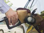 El precio del combustible varía de forma constante y son muchos los conductores que buscan ahorra en cada repostaje.