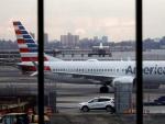 Un Boeing 737 Max 8 de American Airlines permanece estacionado en el aeropuerto LaGuardia, en Nueva York, (EE UU).