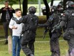 Polic&iacute;as hacen retroceder a personas de la escena de la masacre de Christchurch (Nueva Zelanda).