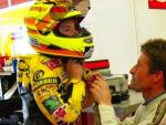 El pentacampe&oacute;n del mundo de MotoGP Marc M&aacute;rquez es ayudado por su padre antes de una competici&oacute;n.
