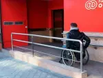 Empleado con discapacidad en la sede de la ONCE