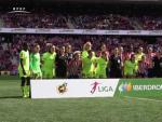Las jugadoras del Atl&eacute;tico y Barcelona femenino posan junto a las &aacute;rbitras antes del inicio del partido del Wanda Metropolitano.