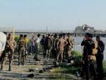 Varios soldados inspeccionan el lugar donde una barca volv&oacute; por exceso de pasajeros en el r&iacute;o Tigris, en Mosul (Irak).