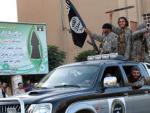 Terroristas de Estado Isl&aacute;mico entrando en Raqqa, Siria, en 2014.