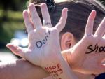 Estudiantes del instituto Stoneman Douglas High School participan en el paro realizado a nivel nacional para protestar contra la violencia por armas de fuego, en Parkland, Florida (EE UU).